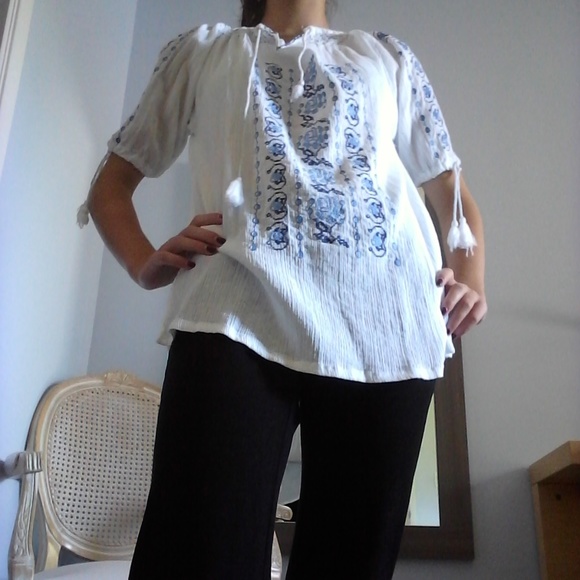 White top embroidered with blue flowers - Picture 3 of 7